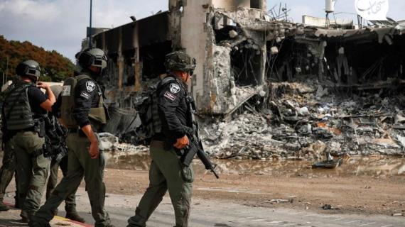 مركز شرطة "سديروت" يتحول لركام بعد أن شهد معارك ضارية مع المقاتلين الفلسطينيين