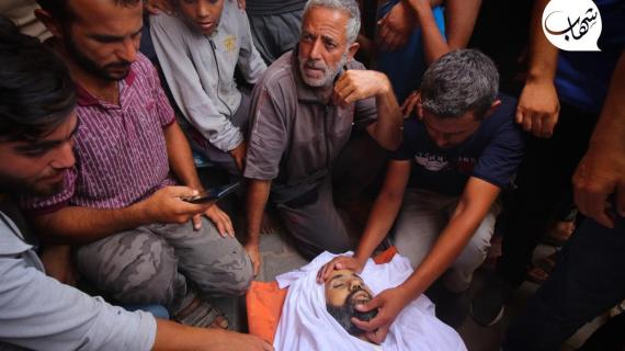 فلسطينيون يشيعون جثامين عدد من الشهداء في مستشفى شهداء الاقصى بدير البلح وسط قطاع غزة.