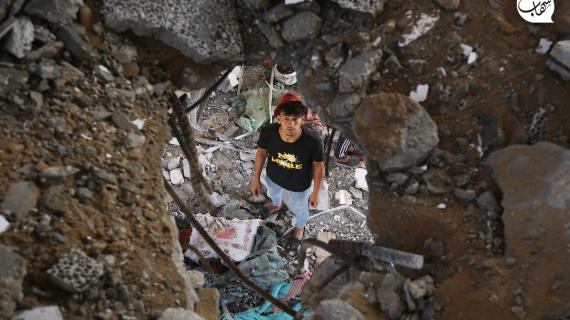 #صور| فلسطينيون يتفقدون الدمار الذي لحق بمدرسة تابعة للأونروا في النصيرات بعد استهدافها من طائرات الاحتلال وبداخلها نازحين، ما أدى إلى ارتقاء 40 شهيدًا معظمهم من الأطفال والنساء