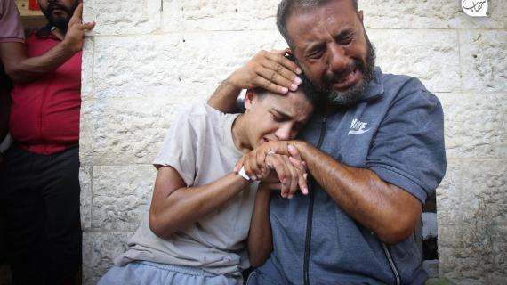 أسرى فلسطينيون يصلون الى مستشفى شهداء الاقصى لتلقي العلاج بعد ان افرجت عنهم قوات الاحتلال الاسرائيلي.