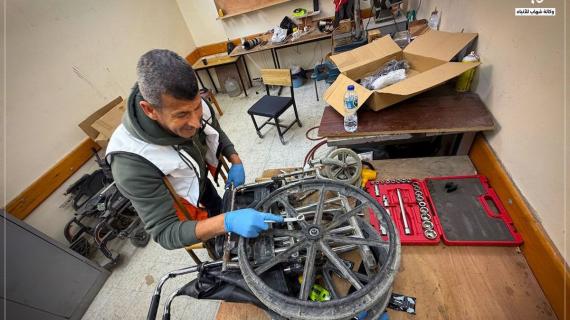 الفلسطيني رمزي الفجم يصلح الكراسي المتحركة لجرحى الحرب في غزة