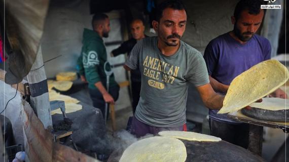 غزة.. محمد قحمان يعيد تشغيل فرنٍ تقليدي مع أبنائه وصهره، جميعهم مبتورو الأطراف