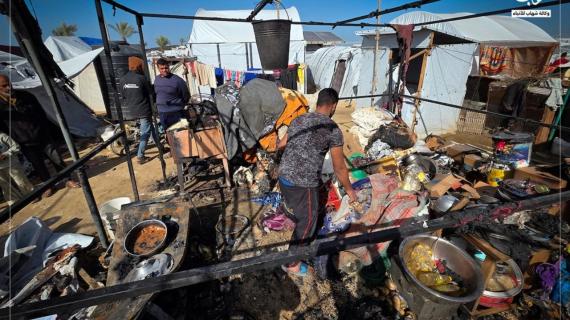 نازحون يتفقدون الدمار الذي لحق بخيامهم جراء قصف الاحتلال على منطقة المواصي غرب خانيونس جنوب قطاع غزة