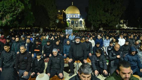 الآلاف يؤدون صلاتي العشاء والتراويح في المسجد الأقصى المبارك