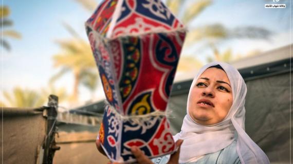 نازحة غزية تصنع فوانيس رمضان من كراتين المساعدات