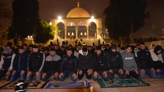 آلاف المصلين يؤدون صلاة العشاء والتراويح في المسجد الأقصى وسط قيود من الاحتلال