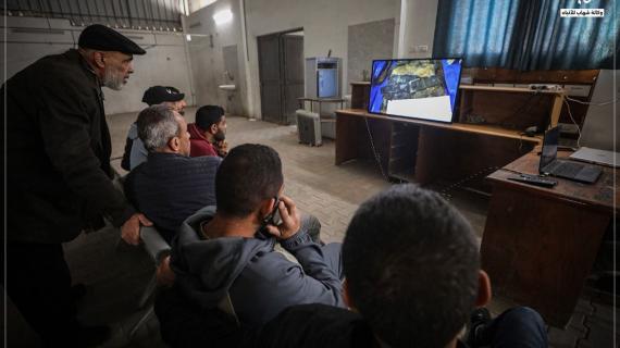 عائلات فلسطينية في مجمع الشفاء الطبي بغزة تحاول التعرف على هويات جثامين الشهداء الذين استلمتهم وزارة الصحة من الاحتلال عبر اللجنة الدولية للصليب الأحمر