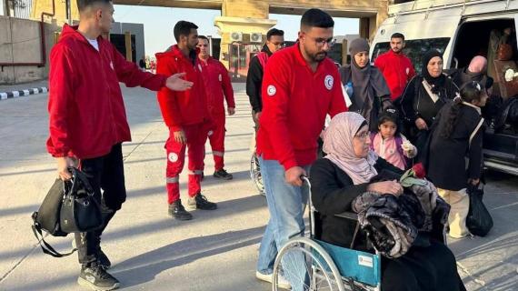 الهلال الأحمر الفلسطيني يشارك في إجلاء مرضى من مستشفى التأهيل الطبي بخانيونس للعلاج في الخارج عبر كرم أبو سالم ومعبر رفح