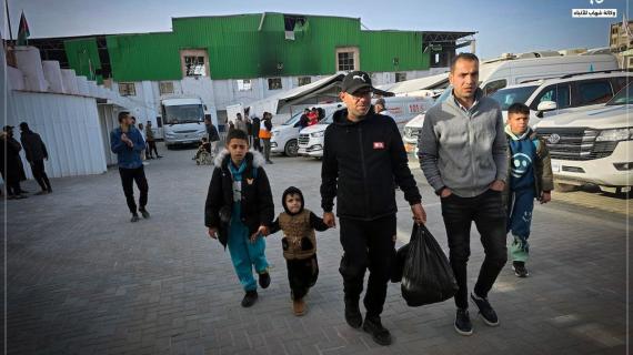 مرضى وجرحى برفقة مرافقيهم يغادرون مستشفى الهلال الأحمر في خان يونس على متن حافلات متجهة إلى معبر رفح تمهيدًا لإجلائهم من قطاع غزة لتلقي العلاج في الخارج
