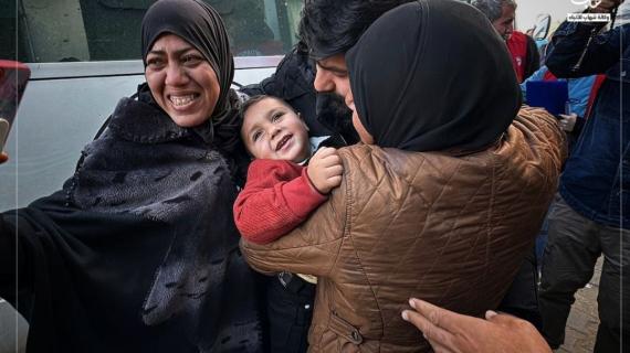 وصول ثمانية أسرى فلسطينيين إلى مستشفى شهداء الأقصى في دير البلح وسط قطاع غزة، عقب الإفراج عنهم من الاحتلال