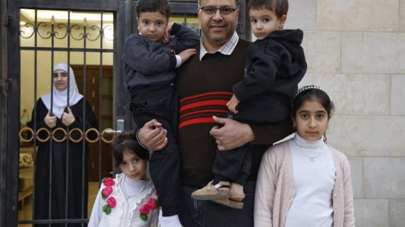 الصحفية الفلسطينية "سمية جوابرة"، أم لأربعة أطفال، تعيش حبسًا منزليًا مفتوح المدة منذ أكثر من عامين بعد اعتقالها وهي حامل في شهرها السابع.