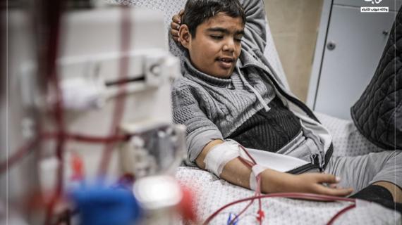 مرضى فلسطينيون مصابون بالفشل الكلوي يخضعون لجلسات غسيل الكلى في مستشفى شهداء الأقصى بدير البلح وسط قطاع غزة
