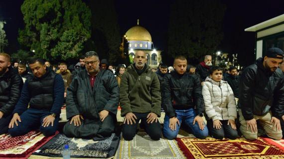 50  الف مصلي ادوا صلاتي العشاء والتراويح في رحاب المسجد الاقصى المبارك