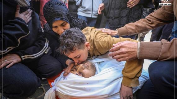 فلسطينيون يودّعون عدداً من الشهداء في مستشفى الشفاء بمدينة غزة، ارتقوا جراء غارات الاحتلال