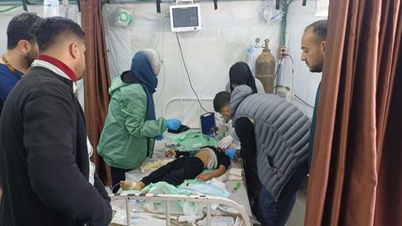 وصول 4 إصابات بينهم 3 أطفال أحدهم حالة خطرة إلى مستشفى المواصي الميداني جراء استهداف من زوارق الاحتلال للنازحين قرب شاطئ البحر في منطقة المواصي جنوب قطاع غزة