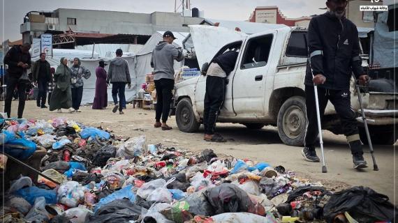 تفاقم أزمة الوقود وتقييد الوصول إلى مكبات النفايات داخل "الخط الأصفر" يؤدي إلى تزايد تكدس النفايات بين خيام النازحين في خان يونس، وسط تحذيرات من مخاطر صحية وبيئية مع انتشار الحشرات واحتمال تفشي الأمراض