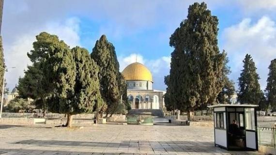 ساحات فارغة من المصلين والمرابطين… مشاهد من المسجد الأقصى الذي يواصل الاحتلال إغلاقه منذ أكثر من شهر بذريعة حججٍ واهية