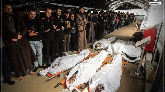 فلسطينيون يشيّعون جثامين عدد من الشهداء في مخيم البريج وسط قطاع غزة