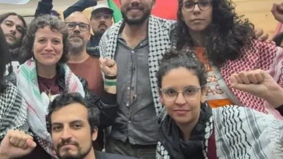 ناشطون يستقبلون تياغو أفيلا بعد تحرره من سجون الاحتلال، وسط هتافات مطالبة بقطع كل العلاقات مع الاحتلال؛ والدعوة لتصعيد التضامن مع فلسطين