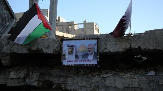 بيت عزاء لأمير دولة قطر السابق حمد بن خليفة آل ثاني، أمام ركام منزل رئيس حركة حماس السابق الشهيد إسماعيل هنية، في مخيم الشاطئ غربي مدينة غزة.