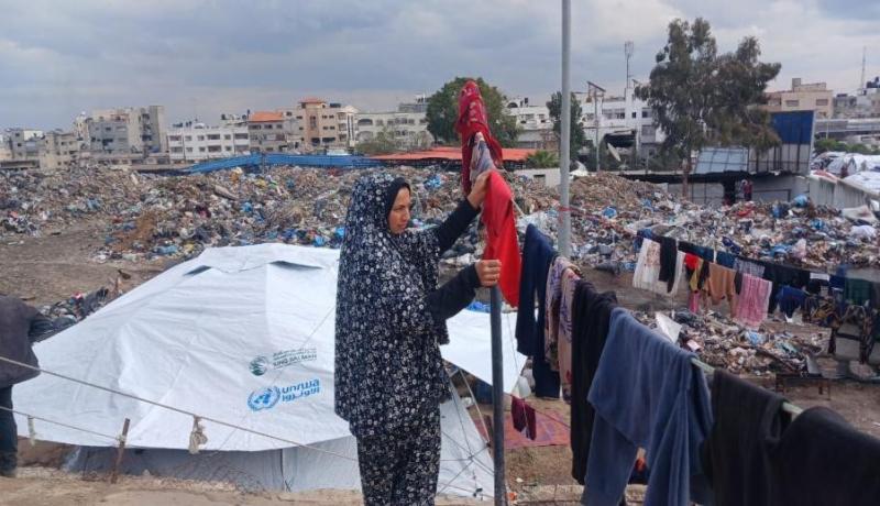 تقرير أصابع متعبة وظهور منحنية.. الغسيل اليدوي يختصر معاناة نساء غزة