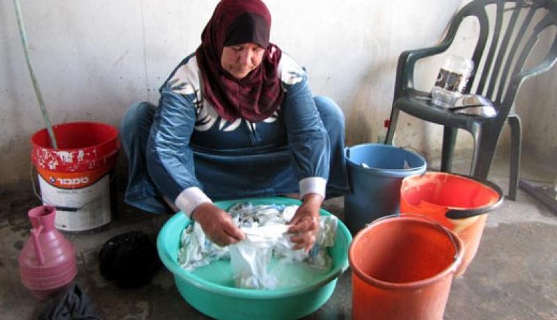 تقرير أصابع متعبة وظهور منحنية.. الغسيل اليدوي يختصر معاناة نساء غزة