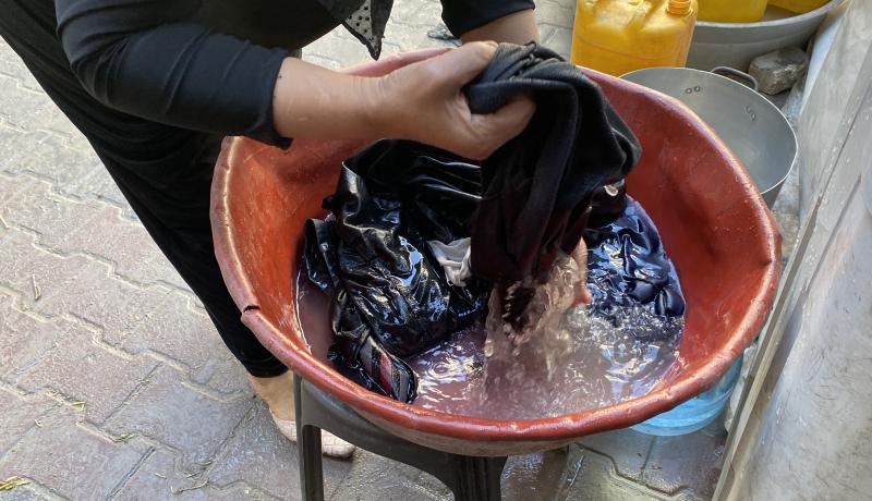 تقرير أصابع متعبة وظهور منحنية.. الغسيل اليدوي يختصر معاناة نساء غزة