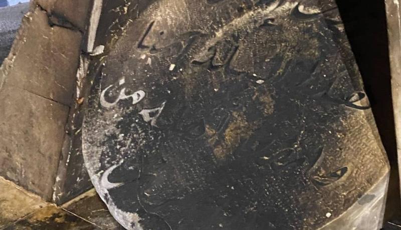 بالصور مستوطنون يحرقون دوارا ترحيبيا في قرية برقا شرق رام الله