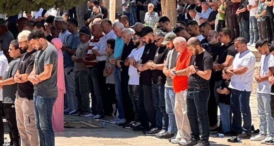 القدس المحتلة · عشرات الآلاف يؤدون الجمعة رغم قيود الاحتلال