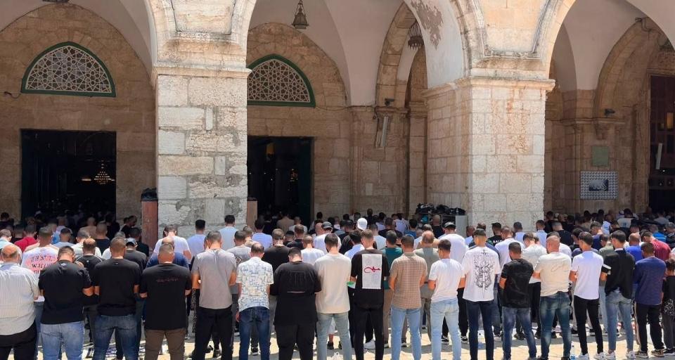 القدس المحتلة · صفوف المصلين أمام أروقة المسجد