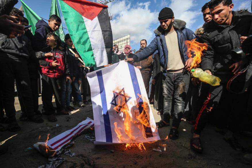 حماس تدعو عباس إلى اتخاذ مواقف عملية تترجم رفض "صفقة القرن"