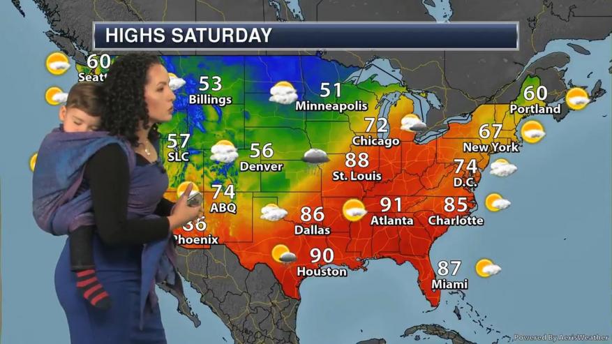 مذيعة تقدم النشرة الجوية وهي تحمل ابنها على ظهرها