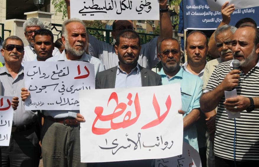 بيني غانتس يؤجل تنفيذ قرار الاستيلاء على رواتب الأسرى