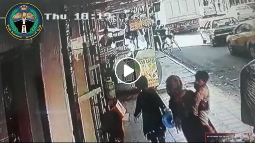 شاهد" شرطي أردني ينقذ طفلا من الارتطام بشاحنة