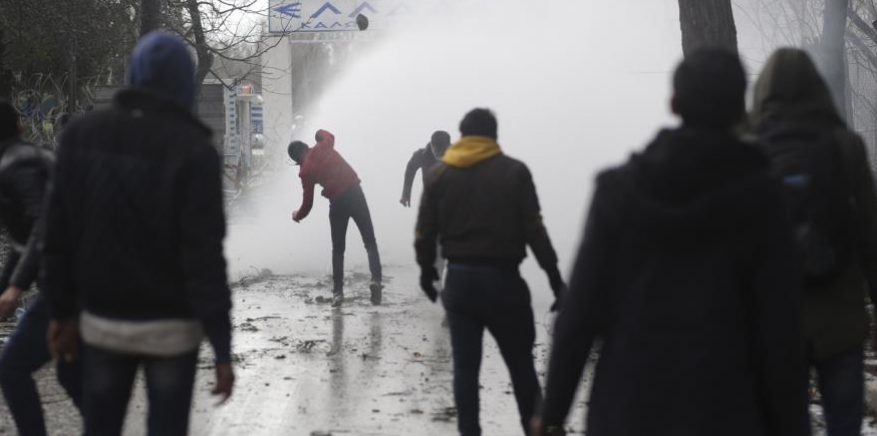 "تأهب أقصى" بالاتحاد الأوروبي.. آلاف اللاجئين يصرون على العبور رغم قمع الشرطة اليونانية