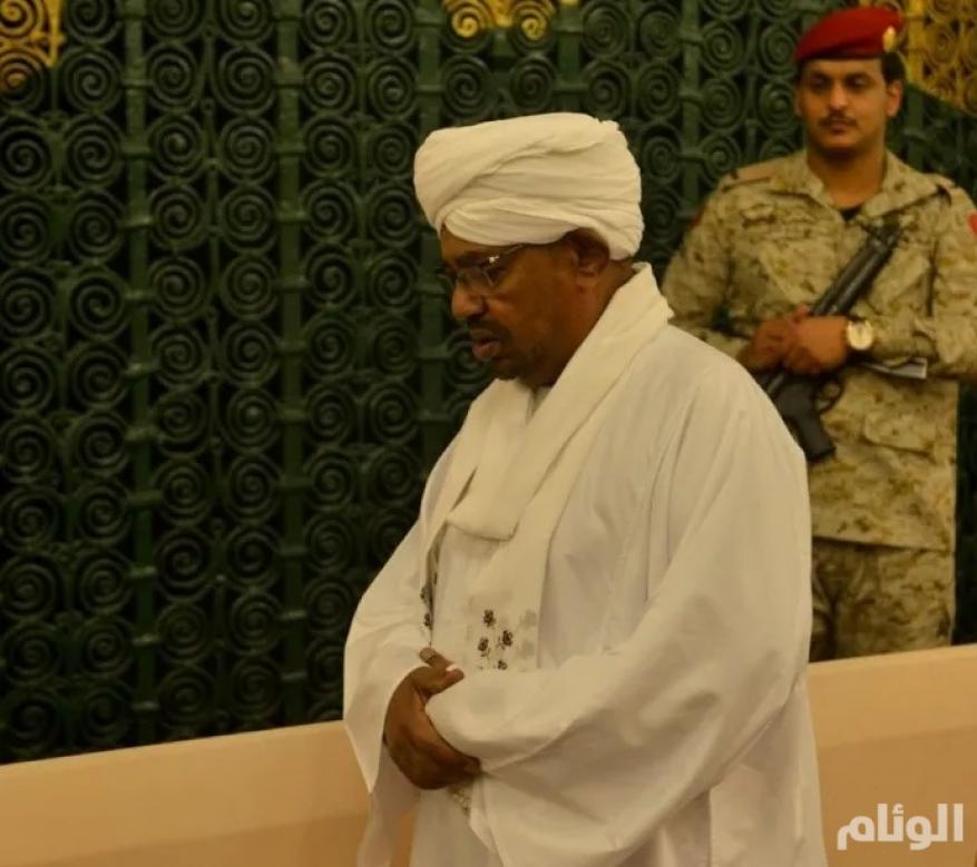 اللحظات الأخيرة من عهد البشير.. هكذا تم إبلاغه بقرار عزله بعد صلاة فجر الخميس