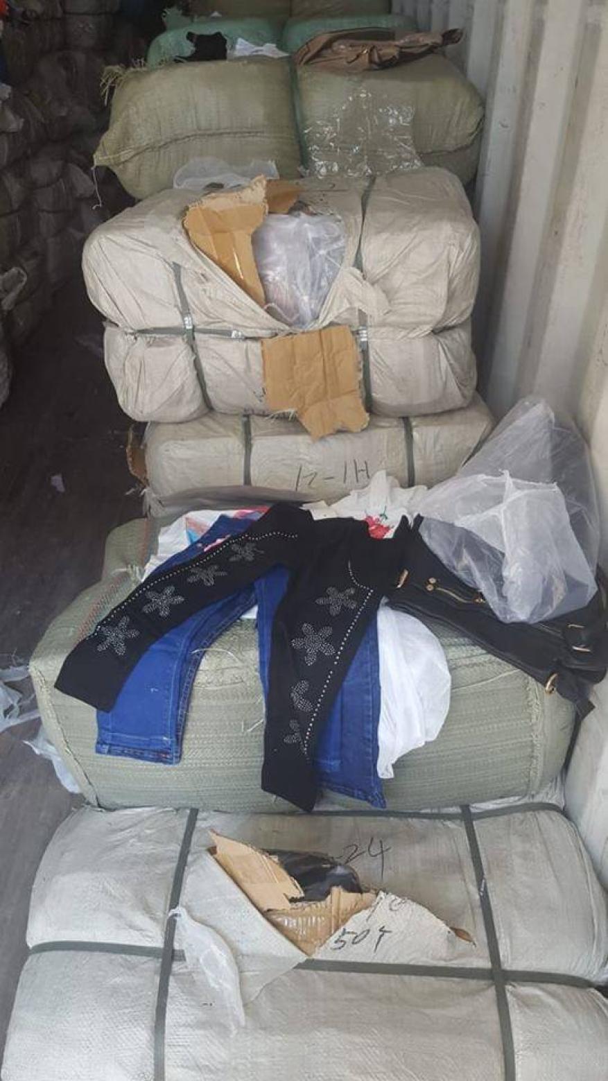 الاحتلال يصادر ملابس مستوردة وليبرمان يعلق!