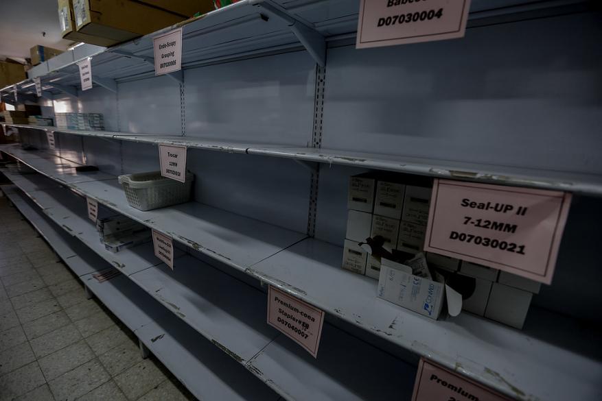 الصحة بغزة تحذر من توقف الخدمات في مراكز الرعاية الأولية جراء نقص الأدوية