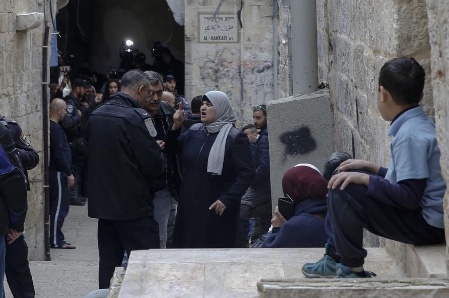 المقدسية التي سرق الاحتلال منزلها لشهاب: سرقوا منزلي واعتقلوا زوجي وأبنائي ولا مأوى لنا.. أين السلطة؟