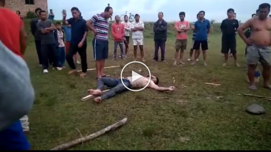 "شاهد" الشرطة الهندية تترك "مسلم" تعرض للضرب حتى الموت !