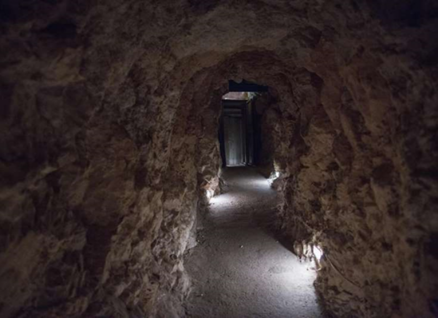 صحيفة بريطانية تنشر صورًا لأول مرة من داخل نفق لحزب الله.. ماذا يوجد بداخله؟