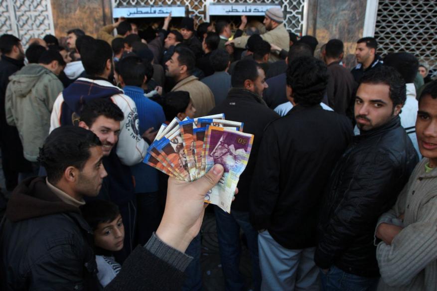 بقيمة 700 ألف دولار.. "حماس" تصرف هدايا مالية لـ 10 آلاف أسرة في غزة