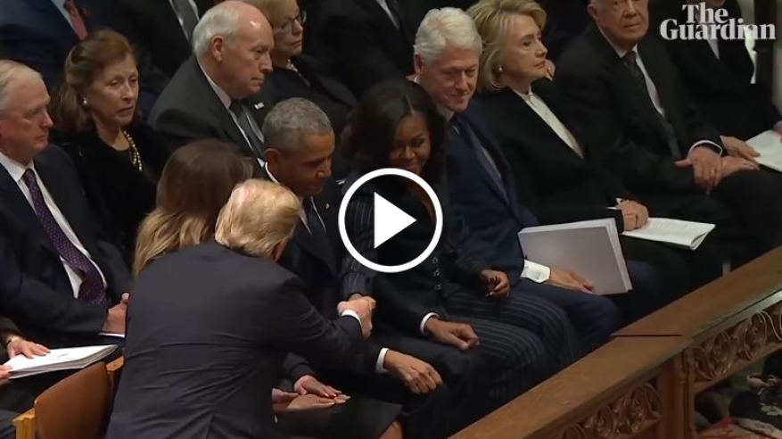 "شاهد" كيف صافح ترامب أوباما وتجاهل كلينتون في جنازة بوش