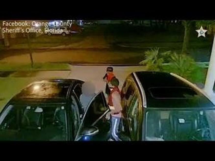 لصان يسرقان سيارة تحت تهديد السِلاح في فلوريدا