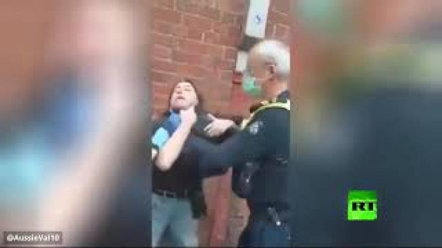 ضابط الشرطة الأسترالية يخنق امرأة بعد رفضها ارتداء كمامة