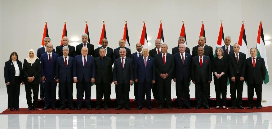 بعد رفض فصائلي واسع.. حكومة فتح الانفصالية تؤدي اليمين القانونية أمام عباس