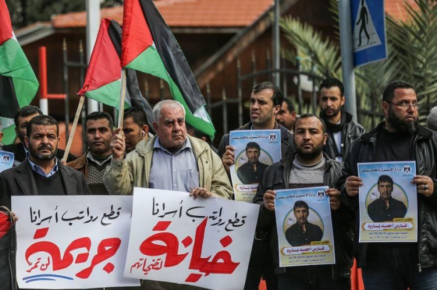 الأسرى المقطوعة رواتبهم يعلنون بدء إضراب مفتوح عن الطعام الأربعاء