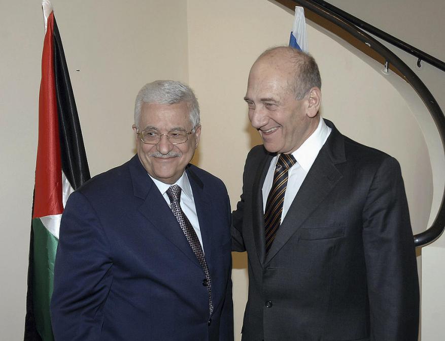 أولمرت: عباس زعيم كبير يحفظ أمن "إسرائيل" في مناطق سيطرته