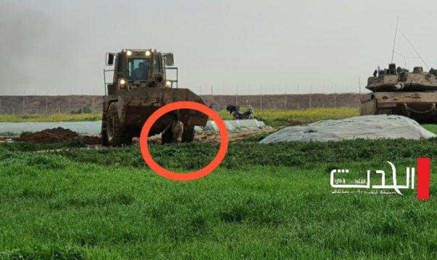 3 اصابات بقصف وإطلاق نار.. الاحتلال ينكل بجثمان شهيد شرق خانيونس