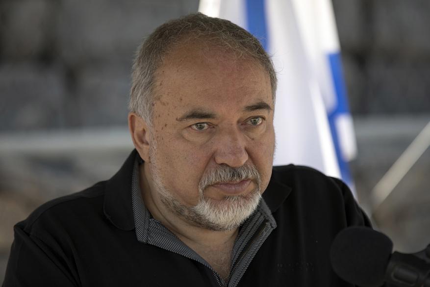 صحيفة عبرية: ليبرمان غير جلده في التعامل مع غزة